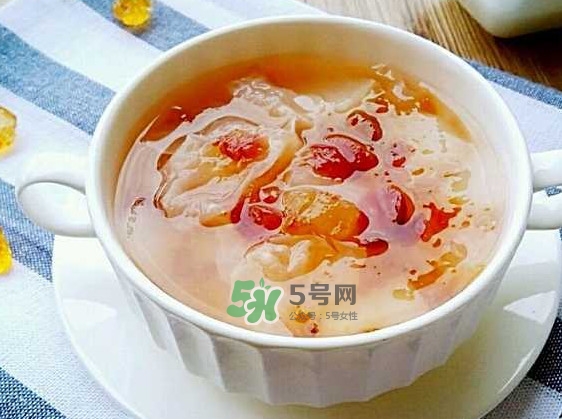 煮桃膠放冰糖還是紅糖？桃膠放鍋里要煮多久能吃