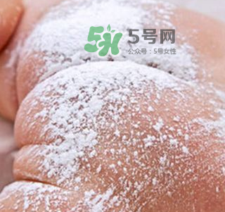 寶寶用爽身粉有危害嗎？爽身粉對寶寶有什么危害？