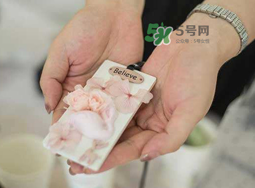 送永生花代表什么？一個(gè)男孩送自己永生花是什么意思？
