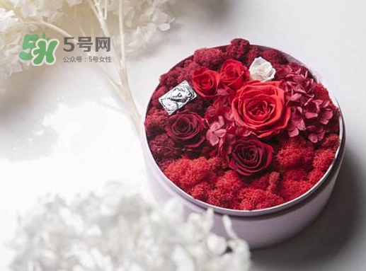 送永生花代表什么？一個(gè)男孩送自己永生花是什么意思？