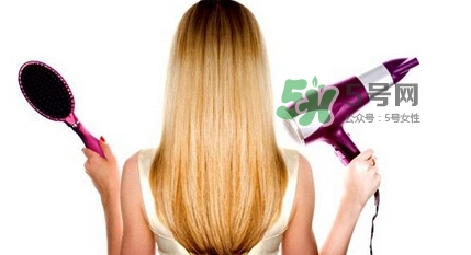 孕期洗頭能用吹風機嗎？孕期洗頭姿勢