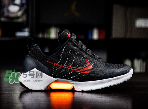 nike hyperadapt 1.0怎么充電？耐克自動系鞋帶鞋要充電嗎？