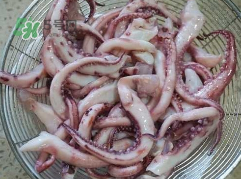 焯魷魚(yú)是冷水還是開(kāi)水？魷魚(yú)為什么要焯水