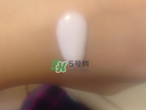 olay玉蘭油小白瓶小綠瓶哪個好？olay小白瓶小綠瓶區(qū)別