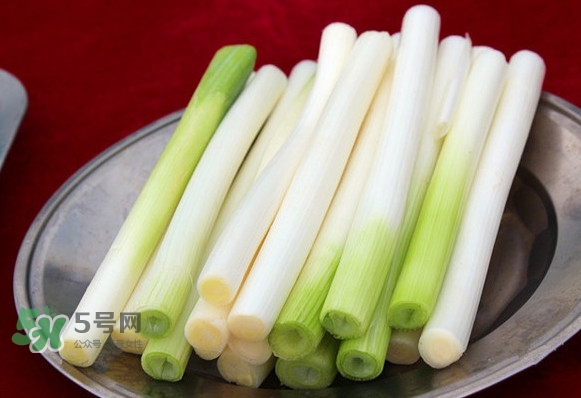 大蔥有青蟲(chóng)怎么去除？大蔥有白斑是什么原因