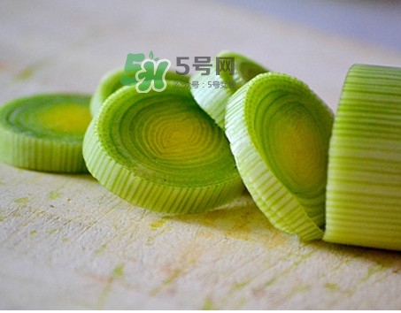 大蔥怎么切不辣眼睛？大蔥怎么做好吃