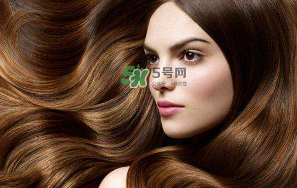 頭發(fā)出油是什么原因？頭發(fā)出油怎么辦？