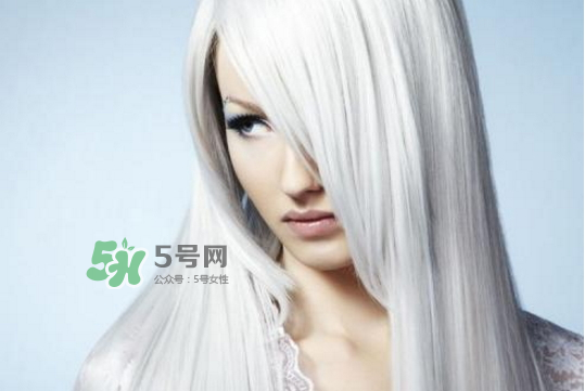 頭發(fā)白是什么原因引起的？頭發(fā)白吃什么能變黑？