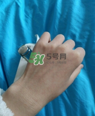 olay淡斑小白瓶和olay光感小白瓶哪個好？