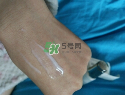 olay淡斑小白瓶和olay光感小白瓶哪個好？