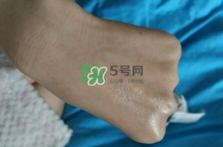 olay淡斑小白瓶和olay光感小白瓶哪個好？
