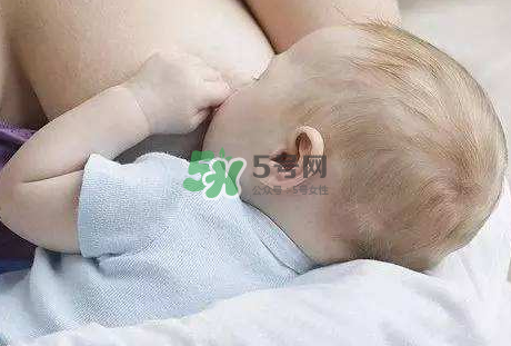 母乳喂養(yǎng)會(huì)積食嗎？純母乳喂養(yǎng)的寶寶會(huì)積食嗎？