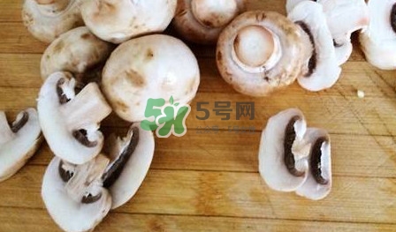 口蘑里面是黑色正常嗎？口蘑需要焯水嗎