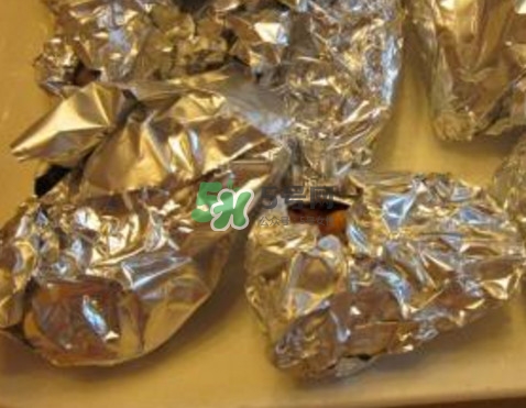 錫箔紙可以放微波爐嗎？錫箔紙可以放入烤箱嗎