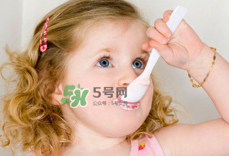 一歲后的寶寶如何喂養(yǎng)？寶寶喝牛奶好嗎？