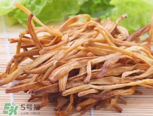 黃花菜是植物的什么部分？黃花菜要去芯嗎？