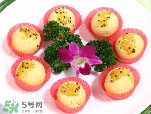 為什么蛋黃酥的皮很硬？蛋黃酥油皮太硬怎么辦？