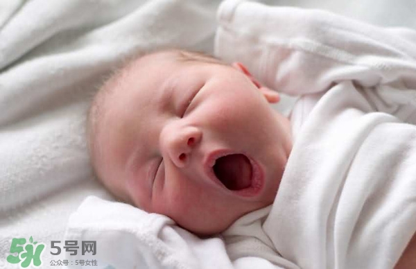 寶寶驚厥是什么癥狀？如何區(qū)別寶寶驚厥和驚跳？