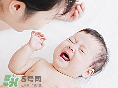 寶寶驚跳是什么癥狀？寶寶驚跳反應怎么安撫？