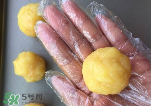 蛋黃酥油皮怎么揉出膜？蛋黃酥油皮不出膜怎么辦？