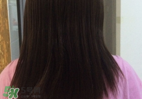 護(hù)發(fā)精油什么時(shí)候用最好？護(hù)發(fā)精油什么時(shí)候涂頭發(fā)