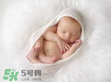 剪臍帶時寶寶會不會疼？剪臍帶寶寶疼嗎？