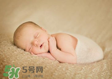 剪臍帶時寶寶會不會疼？剪臍帶寶寶疼嗎？