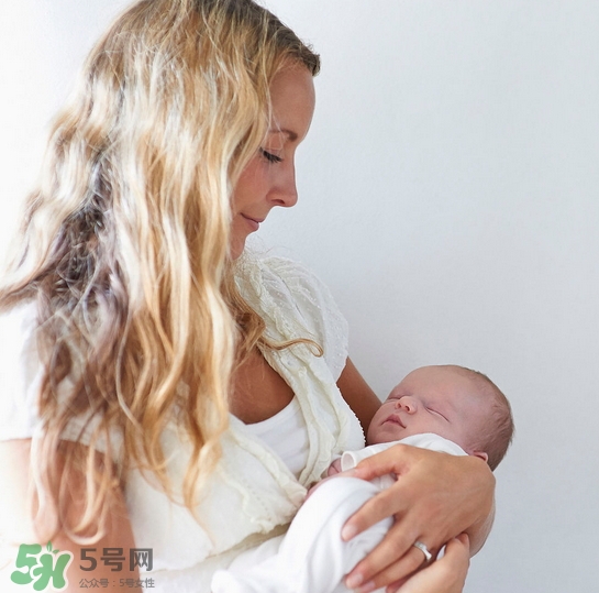 新生寶寶怎么抱？新生寶寶可以豎著抱嗎？