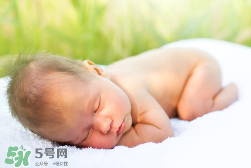 寶寶曬太陽后出濕疹正常嗎？寶寶曬太陽會出濕疹嗎？