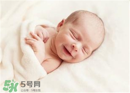 寶寶驚跳是什么癥狀？寶寶驚跳反應怎么安撫？