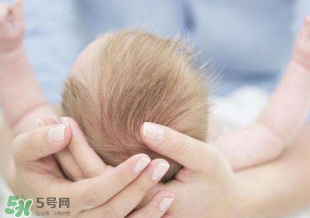 新生寶寶幾個(gè)月可以豎著抱？寶寶豎著抱的正確姿勢(shì)