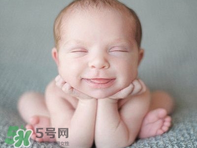 寶寶剛出生可以喝奶粉嗎？剛出生的寶寶喝多少奶粉？