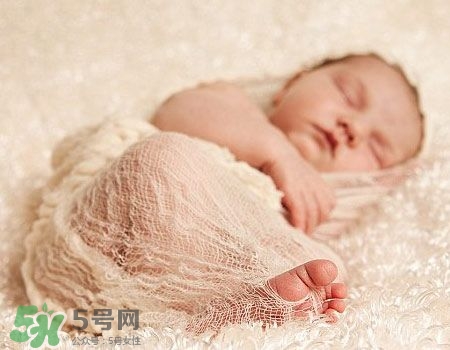 寶寶剛出生可以喝奶粉嗎？剛出生的寶寶喝多少奶粉？