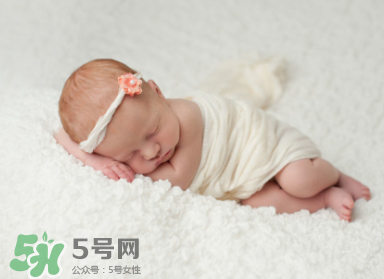 寶寶驚跳是什么癥狀？寶寶驚跳反應怎么安撫？