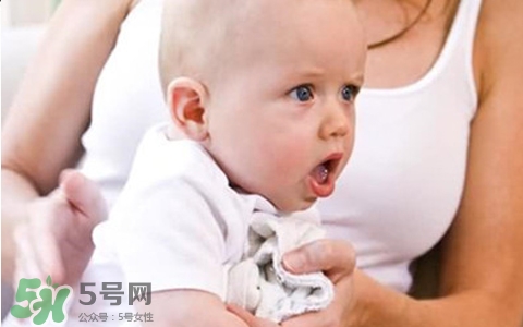 新生兒吐奶是什么原因？新生兒吐奶從鼻子出來怎么回事？