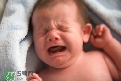 寶寶驚厥是什么癥狀？如何區(qū)別寶寶驚厥和驚跳？