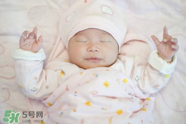 寶寶剛出生可以喝奶粉嗎？剛出生的寶寶喝多少奶粉？