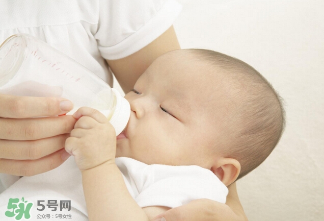 新生兒吐奶是什么原因？新生兒吐奶從鼻子出來怎么回事？