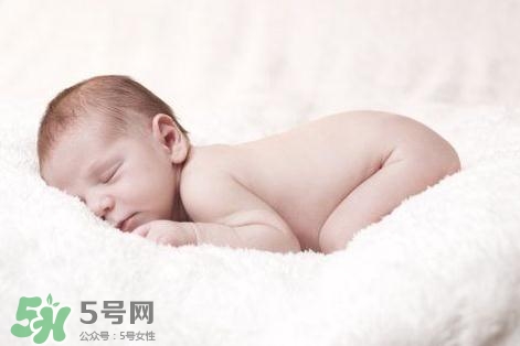 寶寶驚跳是什么癥狀？寶寶驚跳反應怎么安撫？