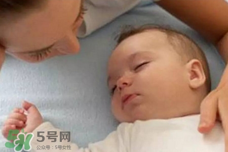 寶寶驚跳反應(yīng)什么時候消失？寶寶驚跳反射太頻繁怎么辦？