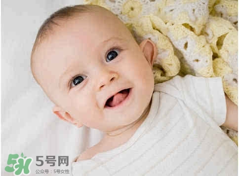 寶寶剛出生可以喝奶粉嗎？剛出生的寶寶喝多少奶粉？