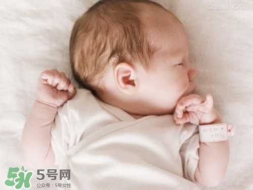 寶寶驚跳反應(yīng)什么時候消失？寶寶驚跳反射太頻繁怎么辦？