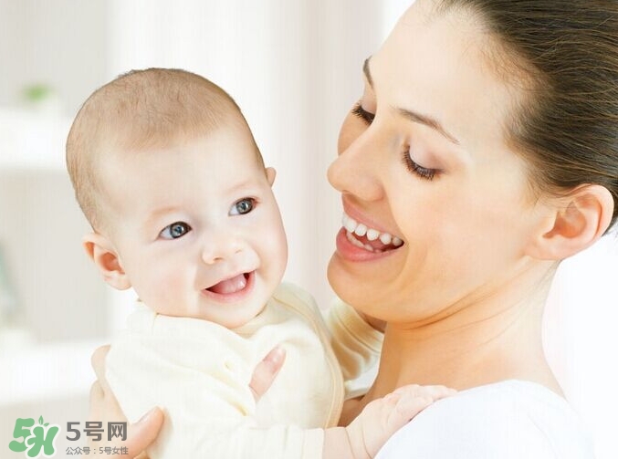 新生寶寶幾個(gè)月可以豎著抱？寶寶豎著抱的正確姿勢(shì)