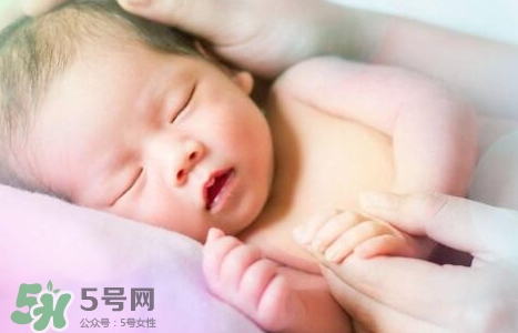 新生寶寶幾個(gè)月可以豎著抱？寶寶豎著抱的正確姿勢(shì)