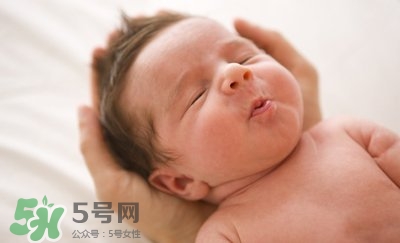 新生兒吐奶是什么原因？新生兒吐奶從鼻子出來怎么回事？