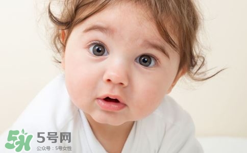 新生兒吐奶是什么原因？新生兒吐奶從鼻子出來怎么回事？
