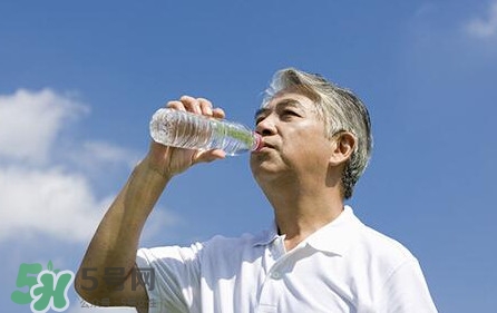 國(guó)家飲用水標(biāo)準(zhǔn)是什么？飲用水和礦泉水的區(qū)別