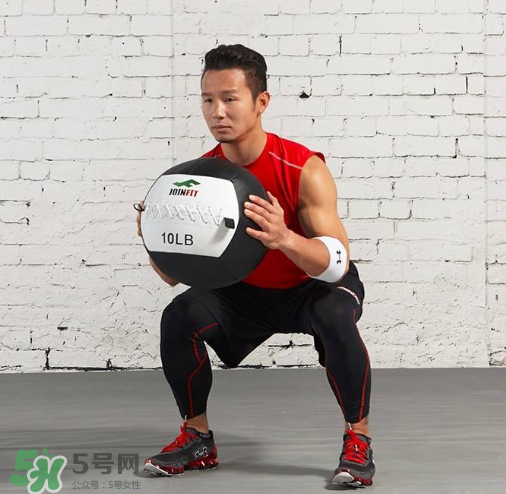藥球深蹲怎么做？藥球深蹲訓(xùn)練方法