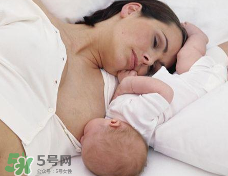 新生兒嗜睡吃奶量少要緊嗎？新生兒吃奶量少怎么辦？