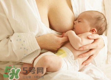 新生兒嗜睡吃奶量少要緊嗎？新生兒吃奶量少怎么辦？